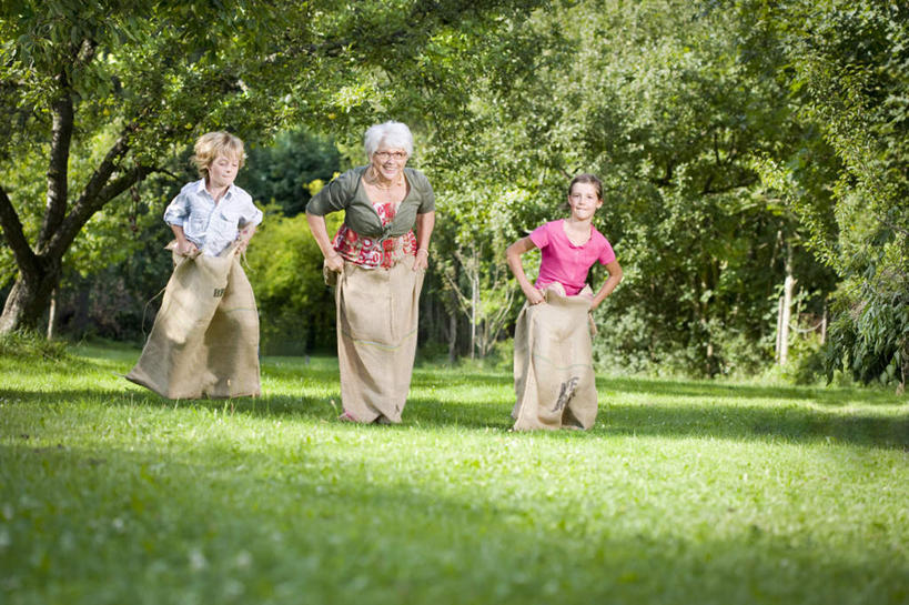 西方人,儿童,老年人,三个人,家庭,祖母,跳,横图,室外,白天,正面,纯洁,草地,草坪,树林,植物,袋子,欧洲,欧洲人,握,阴影,服装,光线,影子,拿,麻袋,拿着,注视,休闲装,草,树,树木,小孩,衣服,绿色,阳光,自然,容器,观察,看,休闲,温暖,温馨,一家人,休闲服,可爱,童年,童趣,握着,服饰,生长,奶奶,成长,观看,祖孙,储藏,和睦,察看,储存,关注,童真,烂漫,无邪,外婆,外孙女,外祖母,外孙,外孙子,天真,老年女性,男孩,男人,男性,女孩,女人,女性,白种人,孩子,孙女,孙子,跳跃,彩图,全身,融洽,贮存,男生,女生