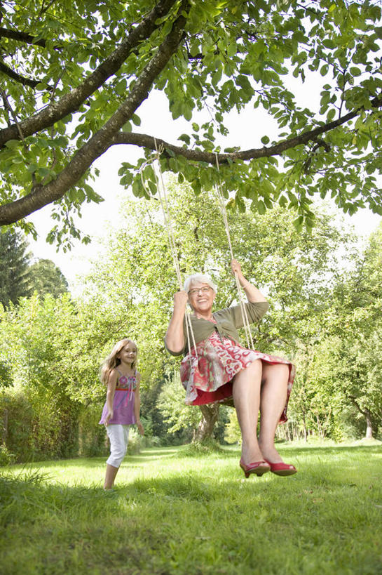 西方人,儿童,老年人,两个人,家庭,祖母,站,坐,竖图,室外,白天,正面,游戏,纯洁,草地,草坪,树林,植物,欧洲,欧洲人,握,摇摆,阴影,服装,光线,影子,拿,玩,拿着,注视,休闲装,娱乐,草,树,树木,小孩,衣服,绿色,阳光,自然,秋千,荡秋千,观察,看,站着,休闲,温暖,温馨,一家人,休闲服,可爱,童年,童趣,握着,服饰,生长,奶奶,成长,观看,活动,祖孙,和睦,察看,关注,摇晃,童真,烂漫,无邪,外婆,外孙女,外祖母,天真,老年女性,女孩,女人,女性,白种人,孩子,孙女,玩耍,嬉戏,站立,坐着,彩图,全身,融洽,女生