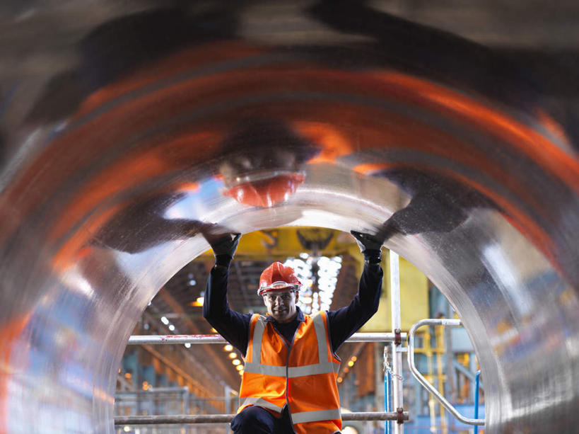 西方人,一个人,工厂,跪,举,横图,室内,白天,正面,工作服,制服,安全,帽子,金属制品,欧洲,欧洲人,仅一个男性,仅一个人,仅一个中年男性,金属,管子,头盔,防护,注视,管道,安全帽,手套,观察,看,托,观看,保护,察看,关注,保险,保全,周全,安稳,安定,防护手套,工作制服,平安,男人,男性,中年男性,白种人,跪着,举起,举手,举着,向上举,向上伸,向上托,半身,彩图,工作套服,工地,制造厂,安全服,反光背心,反光服,反光衣