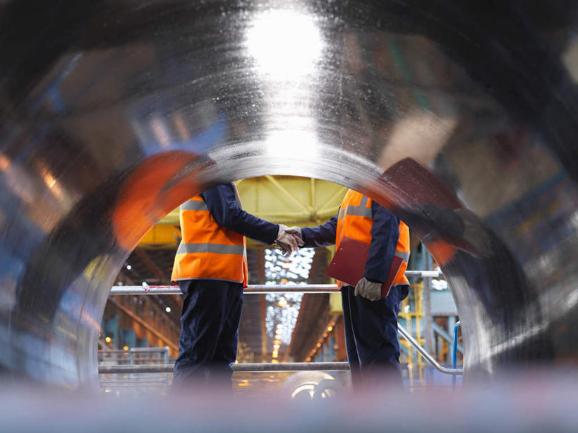 西方人,两个人,伙伴,朋友,机修工,工厂,站,握手,横图,室内,白天,侧面,工作服,制服,友谊,安全,合作,团队,帽子,金属制品,欧洲,欧洲人,朦胧,模糊,金属,管子,头盔,防护,注视,管道,工人,安全帽,手套,观察,看,站着,战略,观看,保护,察看,关注,保险,保全,周全,安稳,安定,联合,合谋,防护手套,工作制服,配合,平安,协作,男人,男性,中年男性,白种人,机械师,机修工人,搀手,拉手,手搀手,手拉手,手牵手,手握手,站立,半身,彩图,工作套服,工地,制造厂,安全服,反光背心,反光服,反光衣