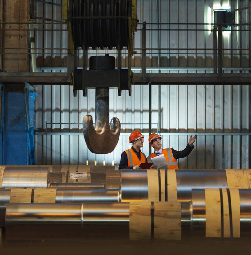 西方人,两个人,伙伴,朋友,机修工,工厂,栏杆,站,竖图,室内,白天,正面,工作服,制服,友谊,合作,团队,机器,帽子,金属制品,欧洲,欧洲人,握,指,金属,材料,档案,管子,头盔,文件,纸,墙,围栏,拿,拿着,注视,方向,管道,护栏,墙壁,墙面,工人,安全帽,手稿,资料,观察,看,手势,站着,机械,战略,握着,观看,证明,察看,指向,食指,关注,文档,联合,合谋,工作制服,配合,协作,男人,男性,中年男性,白种人,机械师,机修工人,站立,半身,彩图,工作套服,工地,制造厂,安全服,反光背心,反光服,反光衣