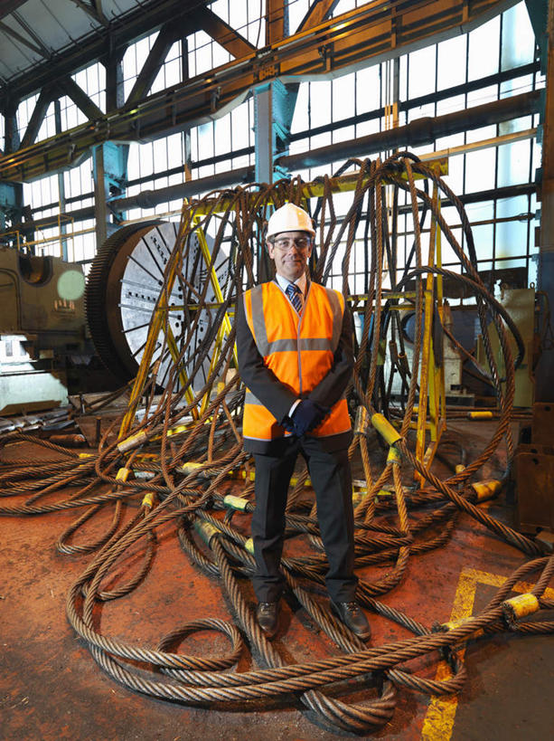 西方人,一个人,机修工,工厂,站,竖图,室内,白天,正面,工作服,制服,窗户,帽子,欧洲,欧洲人,仅一个男性,仅一个人,仅一个中年男性,环绕,缠绕,电力,电缆,电线,头盔,线,电能,线路,注视,玻璃窗,工人,安全帽,观察,看,站着,观看,电,电源,电源线,察看,关注,能量,纠缠,工作制服,男人,男性,中年男性,白种人,机械师,机修工人,站立,彩图,全身,工作套服,工地,制造厂,安全服,反光背心,反光服,反光衣