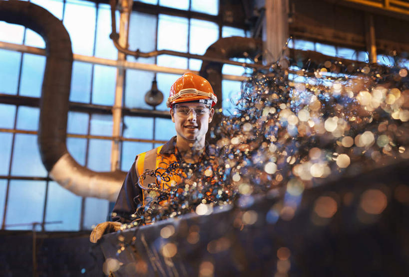 西方人,一个人,机修工,工厂,站,笑,微笑,横图,室内,白天,正面,工作服,制服,窗户,帽子,欧洲,欧洲人,仅一个男性,仅一个人,一堆,许多,堆叠,堆积,朦胧,模糊,头盔,很多,注视,玻璃窗,工人,仅一个年轻男性,安全帽,观察,看,站着,观看,堆,察看,关注,铁屑,工作制服,男人,男性,年轻男性,白种人,机械师,机修工人,站立,半身,彩图,工作套服,工地,制造厂,安全服,反光背心,反光服,反光衣