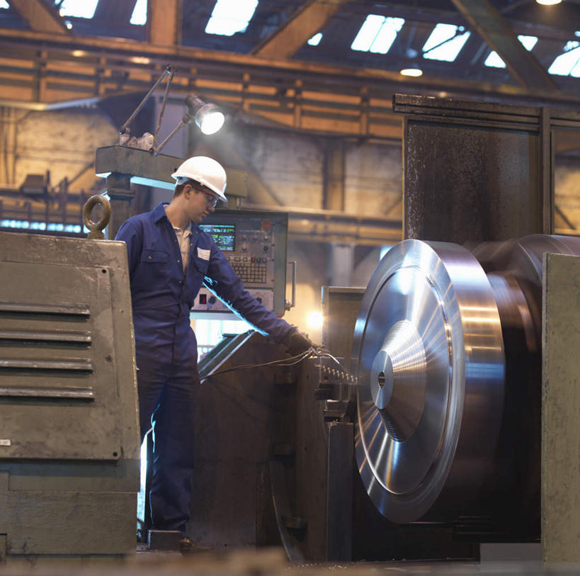 西方人,一个人,机修工,工厂,站,横图,室内,白天,正面,工作服,制服,机器,窗户,帽子,金属制品,照明,欧洲,欧洲人,仅一个男性,仅一个人,握,阴影,光线,金属,头盔,影子,灯光,拿,拿着,注视,吊灯,玻璃窗,灯,工人,仅一个年轻男性,安全帽,灯具,观察,看,站着,机械,握着,观看,照亮,察看,照明设备,关注,车床,工作制服,男人,男性,年轻男性,白种人,机械师,机修工人,站立,彩图,全身,工作套服,工地,制造厂