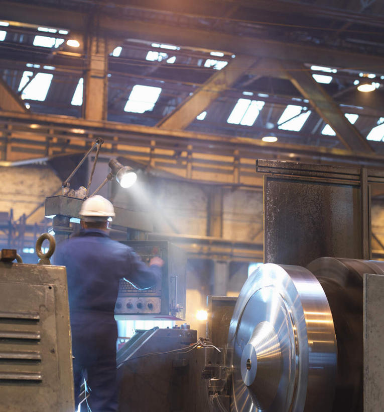 西方人,一个人,机修工,工厂,站,竖图,室内,白天,工作服,制服,机器,窗户,帽子,金属制品,照明,欧洲,欧洲人,仅一个男性,仅一个人,握,阴影,光线,金属,头盔,影子,灯光,拿,拿着,注视,吊灯,玻璃窗,灯,工人,仅一个年轻男性,背面,安全帽,灯具,观察,看,站着,机械,握着,观看,照亮,察看,照明设备,关注,车床,工作制服,男人,男性,年轻男性,白种人,机械师,机修工人,站立,半身,彩图,工作套服,工地,制造厂