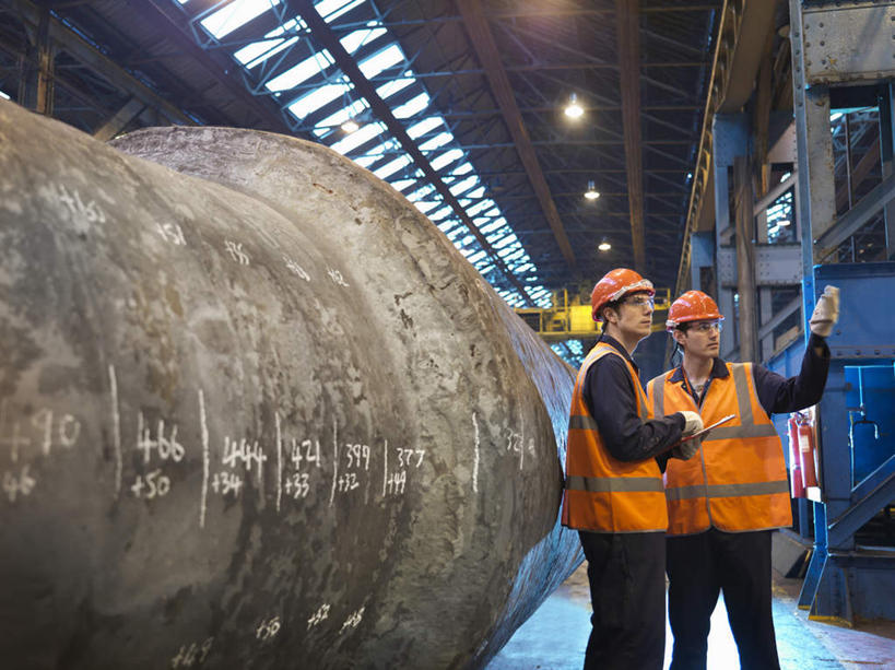 西方人,两个人,机修工,工厂,站,说,横图,室内,白天,正面,工作服,制服,讨论,窗户,帽子,金属制品,照明,欧洲,欧洲人,指,阴影,光线,钢铁,金属,头盔,影子,灯光,注视,方向,吊灯,玻璃窗,灯,工人,安全帽,灯具,观察,看,手势,站着,观看,照亮,察看,指向,食指,照明设备,关注,工作制服,交流,男人,男性,年轻男性,白种人,机械师,机修工人,沟通,讲话,交谈,商讨,说话,谈话,站立,半身,彩图,工作套服,工地,制造厂,安全服,反光背心,反光服,反光衣