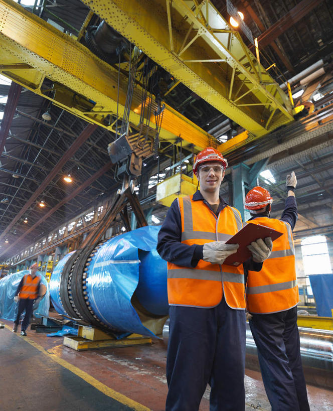 西方人,三个人,伙伴,朋友,机修工,工厂,蹲,竖图,室内,白天,仰视,工作服,制服,友谊,安全,合作,团队,技术,建筑,帽子,照明,欧洲,欧洲人,握,阴影,光线,材料,档案,头盔,文件,影子,纸,灯光,防护,拿,拿着,注视,设备,吊灯,灯,施工,工人,安全帽,手稿,手套,资料,灯具,观察,看,机械,起重机,战略,握着,观看,保护,证明,照亮,工程,察看,照明设备,关注,文档,保险,保全,周全,安稳,安定,联合,合谋,防护手套,工作制服,配合,平安,协作,男人,男性,年轻男性,白种人,机械师,机修工人,蹲着,半身,彩图,低角度拍摄,工作套服,工地,制造厂,安全服,反光背心,反光服,反光衣