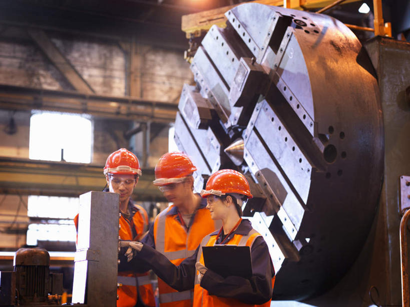 西方人,三个人,伙伴,朋友,机修工,工厂,站,说,横图,室内,白天,正面,工作服,制服,讨论,友谊,合作,团队,机器,窗户,帽子,金属制品,欧洲,欧洲人,握,金属,材料,档案,头盔,文件,纸,拿,拿着,注视,玻璃窗,工人,安全帽,手稿,资料,观察,看,站着,机械,战略,握着,观看,证明,察看,关注,文档,车床,联合,合谋,工作制服,交流,配合,协作,男人,男性,年轻男性,年轻女性,女人,女性,白种人,机械师,机修工人,沟通,讲话,交谈,商讨,说话,谈话,站立,半身,彩图,工作套服,工地,制造厂,安全服,反光背心,反光服,反光衣