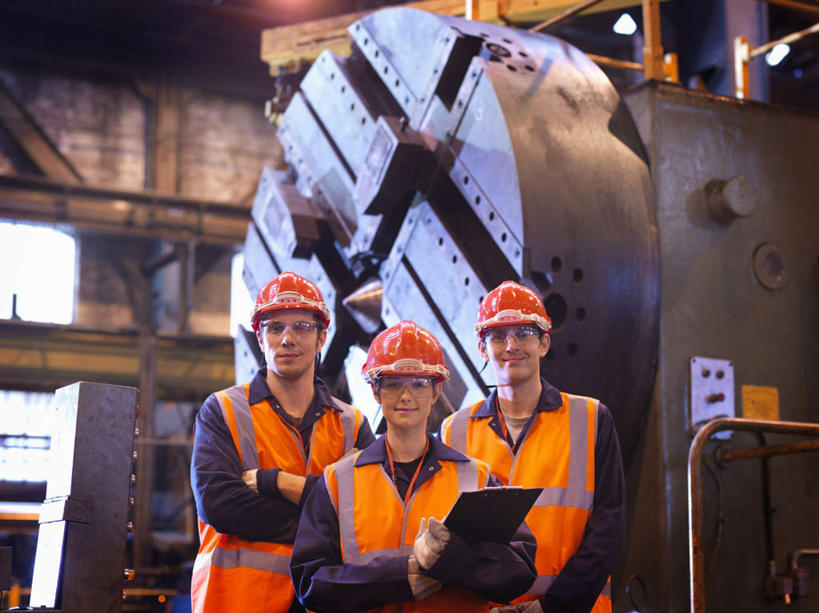 西方人,三个人,伙伴,朋友,机修工,工厂,站,笑,双手交叉,微笑,横图,室内,白天,正面,工作服,制服,友谊,合作,团队,机器,窗户,帽子,金属制品,欧洲,欧洲人,握,金属,材料,档案,头盔,文件,纸,拿,拿着,注视,玻璃窗,工人,安全帽,手稿,资料,观察,看,站着,机械,战略,握着,观看,证明,察看,双手抱胸,关注,文档,车床,联合,合谋,工作制服,配合,协作,男人,男性,年轻男性,年轻女性,女人,女性,白种人,机械师,机修工人,站立,半身,彩图,工作套服,工地,制造厂,安全服,反光背心,反光服,反光衣