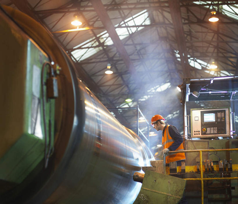 西方人,一个人,机修工,工厂,站,横图,室内,白天,侧面,工作服,制服,机器,帽子,金属制品,照明,欧洲,欧洲人,仅一个男性,仅一个人,阴影,光线,金属,头盔,影子,屋顶,灯光,顶棚,注视,吊灯,灯,工人,仅一个年轻男性,安全帽,灯具,观察,看,站着,机械,观看,照亮,察看,照明设备,关注,车床,工作制服,男人,男性,年轻男性,白种人,机械师,机修工人,站立,半身,彩图,工作套服,工地,制造厂,安全服,反光背心,反光服,反光衣