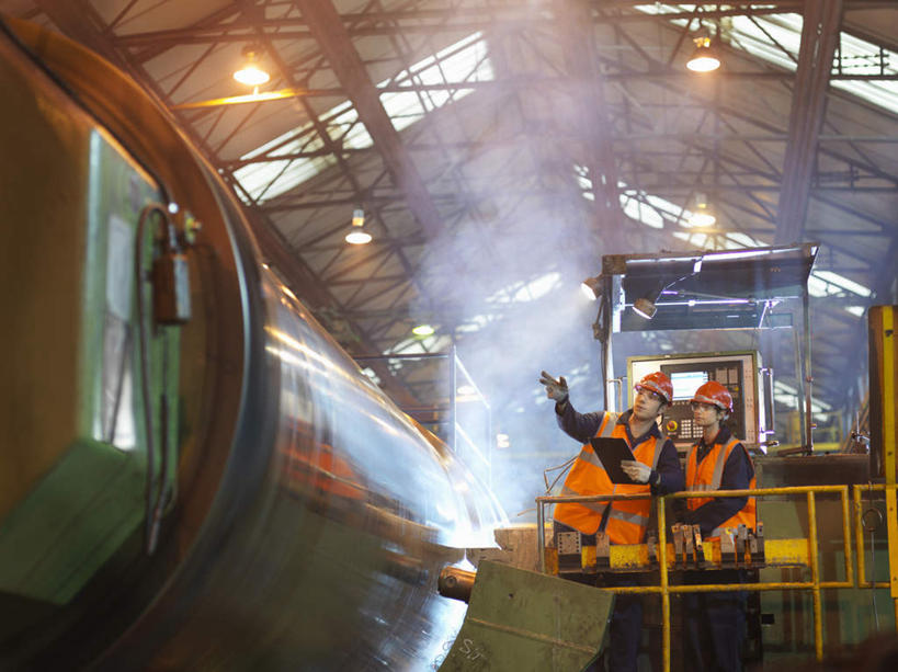 西方人,两个人,伙伴,朋友,机修工,工厂,站,说,横图,室内,白天,正面,工作服,制服,讨论,友谊,合作,团队,机器,帽子,金属制品,照明,欧洲,欧洲人,指,阴影,光线,金属,头盔,影子,屋顶,灯光,顶棚,注视,方向,吊灯,灯,工人,安全帽,灯具,观察,看,手势,站着,机械,战略,观看,照亮,察看,指向,食指,照明设备,关注,车床,联合,合谋,工作制服,交流,配合,协作,男人,男性,年轻男性,年轻女性,女人,女性,白种人,机械师,机修工人,沟通,讲话,交谈,商讨,说话,谈话,站立,半身,彩图,工作套服,工地,制造厂,安全服,反光背心,反光服,反光衣