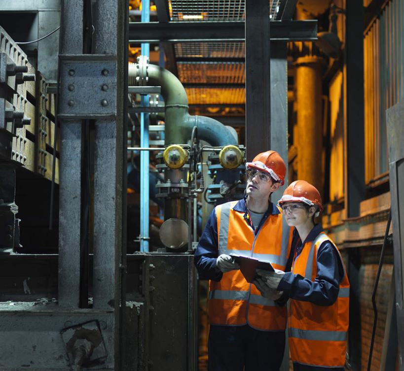 西方人,两个人,伙伴,朋友,工厂,站,横图,室内,白天,正面,工作服,制服,友谊,安全,合作,团队,机器,技术,建筑,帽子,欧洲,欧洲人,一辆,握,朦胧,模糊,材料,档案,头盔,文件,眼镜,防护,拿,拿着,注视,设备,施工,安全帽,资料,观察,看,靠,靠着,站着,机械,起重机,战略,握着,观看,护目镜,保护,工程,察看,关注,文档,保险,保全,周全,安稳,安定,联合,合谋,三顶,安全防护眼镜,工作制服,配合,平安,协作,男人,男性,年轻男性,年轻女性,女人,女性,白种人,抬头,仰头,站立,半身,彩图,工作套服,工地,制造厂,安全服,反光背心,反光服,反光衣,防护眼镜