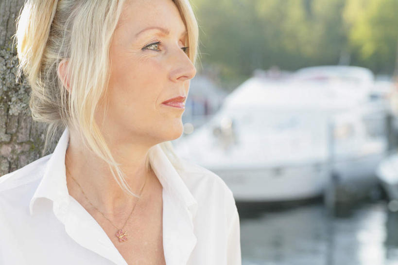 西方人,脸,头,脸颊,头发,一个人,码头,站,笑,微笑,横图,室外,特写,白天,正面,植物,港口,船,欧洲,欧洲人,仅一个女性,仅一个人,阴影,服装,朦胧,模糊,光线,影子,游艇,树桩,扭头,注视,休闲装,肩膀,树,树干,树木,衣服,绿色,白色,阳光,自然,交通工具,观察,看,靠,靠着,站着,转头,仅一个中年女性,休闲,休闲服,金色,木桩,服饰,生长,成长,观看,察看,关注,载具,游艇码头,女人,女性,中年女性,白种人,头部,长发,直发,脸部,脸蛋,面部,站立,半身,彩图,摆渡口,埠头,渡口,渡头,港湾,海港,口岸