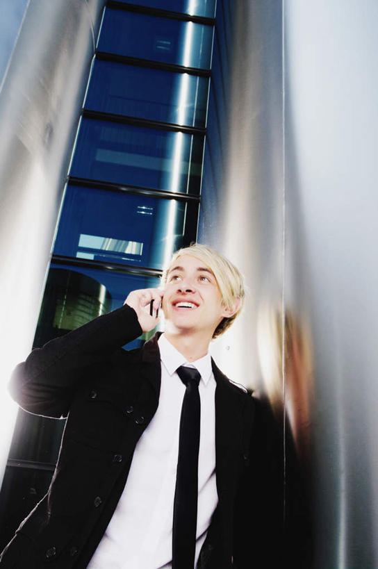 西方人,一个人,商务人士,商务男性,站,笑,打电话,微笑,露齿笑,竖图,室外,白天,仰视,衬衫,电梯,电话,手机,欧洲,欧洲人,仅一个男性,仅一个人,握,套装,朦胧,模糊,电动扶梯,自动扶梯,运输工具,拿,拿着,注视,通讯设备,仅一个年轻男性,一个,观察,看,靠,靠着,站着,握着,单个,观看,察看,关注,商务装,工薪阶层,交流,男人,男性,年轻男性,白种人,白领,上班族,沟通,通话,站立,半身,彩图,低角度拍摄,衬衣,扶手电梯,升降设备,运输带,自动行人电梯,电扶梯