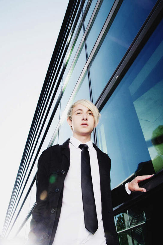 西方人,一个人,商务人士,商务男性,高楼大厦,站,竖图,室外,白天,仰视,衬衫,窗户,落地窗,大厦,建筑,摩天大楼,欧洲,欧洲人,仅一个男性,仅一个人,阴影,套装,光线,影子,注视,玻璃窗,仅一个年轻男性,蓝色,蓝天,天空,阳光,天,观察,看,站着,搭,晴朗,观看,察看,搭着,关注,商务装,工薪阶层,万里无云,男人,男性,年轻男性,白种人,白领,上班族,晴空,晴空万里,站立,半身,彩图,低角度拍摄,衬衣,大楼,高层建筑,高楼,摩天楼