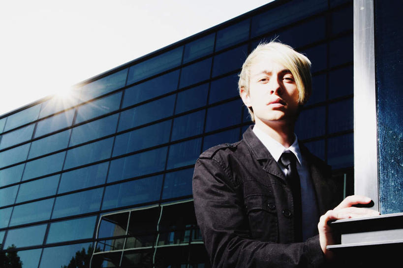 西方人,一个人,商务人士,商务男性,高楼大厦,站,横图,室外,白天,仰视,衬衫,窗户,落地窗,大厦,建筑,摩天大楼,欧洲,欧洲人,仅一个男性,仅一个人,阴影,套装,光线,影子,注视,玻璃窗,仅一个年轻男性,蓝色,蓝天,天空,阳光,天,观察,看,站着,搭,晴朗,观看,察看,搭着,关注,商务装,工薪阶层,万里无云,男人,男性,年轻男性,白种人,白领,上班族,晴空,晴空万里,站立,半身,彩图,低角度拍摄,眩光,衬衣,大楼,高层建筑,高楼,摩天楼