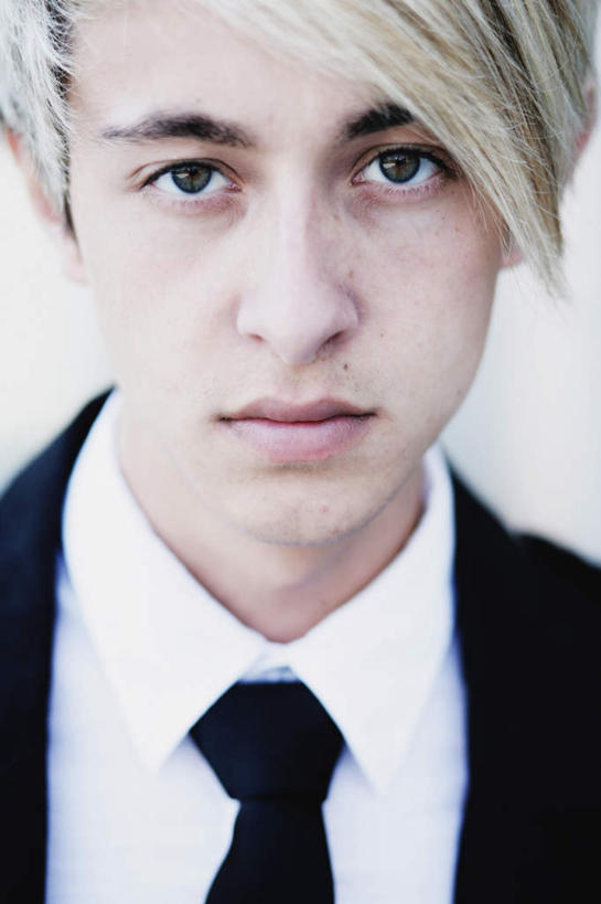 西方人,脸,头,脸颊,一个人,商务人士,商务男性,站,横图,室内,特写,白天,正面,衬衫,欧洲,欧洲人,仅一个男性,仅一个人,套装,注视,肩膀,仅一个年轻男性,观察,看,站着,摄影,影棚,观看,察看,关注,商务装,工薪阶层,男人,男性,年轻男性,白种人,头部,脸部,脸蛋,面部,白领,上班族,站立,半身,彩图,影棚拍摄,衬衣,拍摄