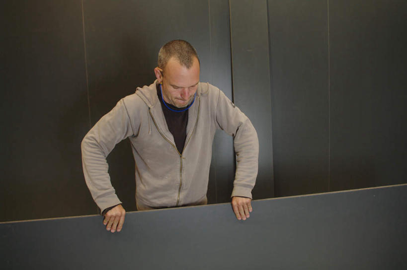 西方人,一个人,建筑工人,站,横图,室内,白天,正面,欧洲,欧洲人,仅一个男性,仅一个人,仅一个中年男性,握,服装,木材,墙,拿,拿着,注视,休闲装,墙壁,墙面,木柴,工人,衣服,灰色,建筑工地,低头,观察,看,站着,休闲,休闲服,连帽衫,握着,服饰,木料,观看,察看,关注,帽衫,地盘,建筑地盘,施工地盘,垂头,男人,男性,中年男性,白种人,建筑工,站立,半身,彩图,工地