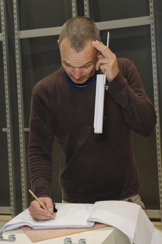 西方人,一个人,建筑工人,站,摸,攀登,竖图,室内,白天,正面,桌面,桌子,金属制品,欧洲,欧洲人,仅一个男性,仅一个人,仅一个中年男性,抚摸,握,不锈钢,服装,测量,金属,木制,笔,不锈钢制品,梯子,刻度,阶梯,墙,办公用品,记事本,拿,拿着,注视,休闲装,水笔,墙壁,墙面,文具,工人,衣服,本子,笔记本,尺,木制品,学习用品,直尺,建筑工地,低头,观察,看,站着,休闲,休闲服,爬,握着,服饰,观看,上升,钢尺,测量工具,文具用品,尺子,察看,衡量,绘图,关注,比例,测绘,量具,量仪,标度,登高,地盘,建筑地盘,施工地盘,垂头,男人,男性,中年男性,白种人,建筑工,触摸,接触,攀爬,站立,半身,彩图,工地