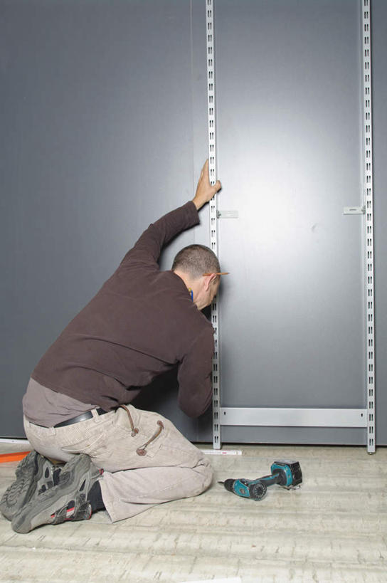 西方人,一个人,建筑工人,跪,举,竖图,室内,白天,地板,欧洲,欧洲人,仅一个男性,仅一个人,仅一个中年男性,弯腰,握,服装,墙,地面,拿,拿着,注视,休闲装,木地板,墙壁,墙面,工人,一个,背面,衣服,建筑工地,低头,观察,看,托,休闲,休闲服,握着,服饰,单个,观看,冲击钻,电钻,察看,关注,电动工具,弯身,地盘,建筑地盘,施工地盘,垂头,男人,男性,中年男性,白种人,建筑工,跪着,举起,举手,举着,向上举,向上伸,向上托,彩图,全身,工地