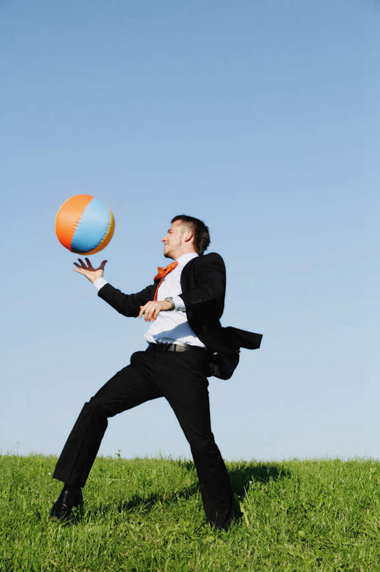 西方人,一个人,商务人士,商务男性,站,竖图,室外,白天,仰视,衬衫,游戏,草地,草坪,植物,玩具,欧洲,欧洲人,仅一个男性,仅一个人,握,阴影,套装,光线,影子,塑料,地平线,辽阔,地面,拿,玩,拿着,扭头,注视,娱乐,草,仅一个年轻男性,一个,蓝色,绿色,蓝天,天空,阳光,气球,塑料制品,天,观察,看,站着,转头,休闲,广阔,充气玩具,橡胶,益智,握着,晴朗,单个,观看,张开双腿,活动,一望无际,察看,发泄,关注,消遣,智力,延伸,商务装,工薪阶层,橡胶制品,万里无云,天地相交,宣泄,无边无际,一马平川,展开双腿,男人,男性,年轻男性,白种人,白领,上班族,晴空,晴空万里,玩耍,嬉戏,站立,彩图,低角度拍摄,全身,衬衣,伸展双腿