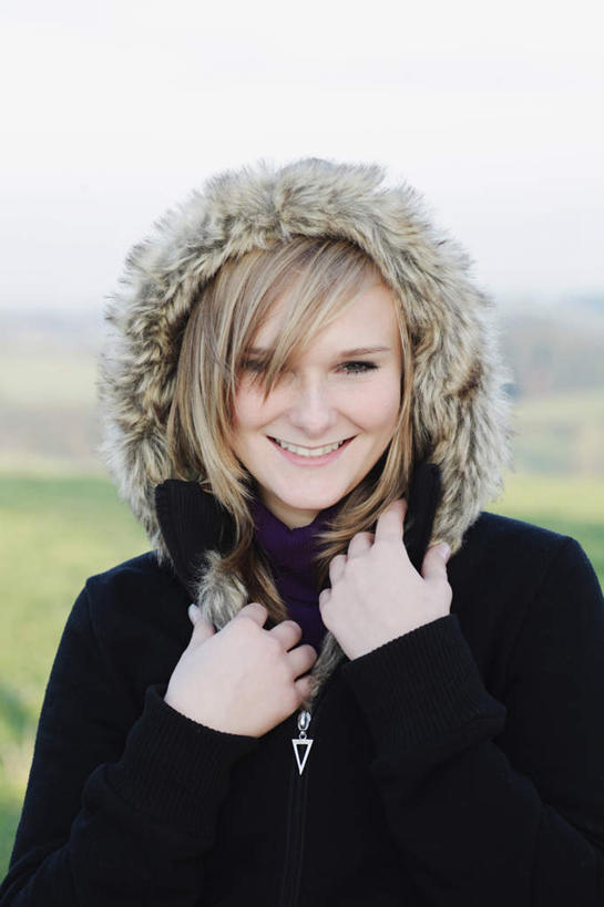 西方人,脸,头,脸颊,手,一个人,站,笑,微笑,露齿笑,竖图,室外,特写,白天,正面,草地,草坪,植物,欧洲,欧洲人,双手,仅一个年轻女性,仅一个女性,仅一个人,握,阴影,服装,光线,影子,拿,拿着,注视,肩膀,草,衣服,绿色,黑色,天空,阳光,天,观察,看,站着,温暖,手部,握着,服饰,晴朗,观看,羽绒服,保暖,察看,御寒,关注,万里无云,冬装,年轻女性,女人,女性,白种人,头部,脸部,脸蛋,面部,晴空,晴空万里,站立,半身,彩图