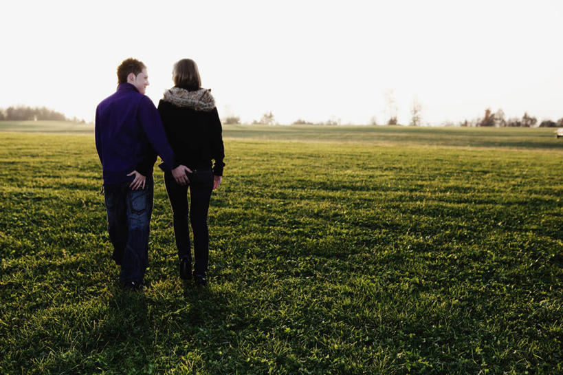 西方人,两个人,站,横图,室外,白天,爱情,草地,草坪,植物,欧洲,欧洲人,阴影,服装,光线,影子,浪漫,扭头,注视,休闲装,草,背面,衣服,绿色,黑色,天空,阳光,天,观察,看,靠,靠着,站着,转头,休闲,温暖,温馨,休闲服,恩爱,恋人,服饰,晴朗,观看,和睦,察看,关注,背手,万里无云,男人,男性,年轻男性,年轻女性,女人,女性,白种人,情侣,晴空,晴空万里,站立,彩图,全身,伴侣,融洽