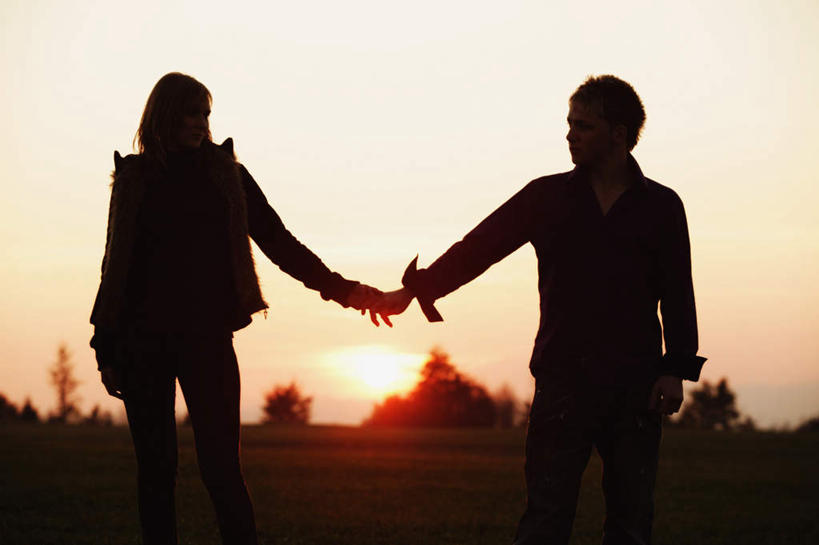 西方人,两个人,站,握手,横图,室外,白天,仰视,爱情,草地,草坪,日落,植物,欧洲,欧洲人,一条,阴影,服装,装饰,光线,影子,晚霞,霞光,落日,背光,浪漫,扭头,休闲装,草,树,树木,衣服,绿色,阳光,自然,黄昏,围巾,站着,转头,休闲,温暖,温馨,休闲服,连帽衫,彩霞,恩爱,恋人,服饰,生长,成长,围脖,保暖,华丽,点缀,和睦,御寒,逆光,帽衫,衬托,美观,雅致,雅观,夕照,男人,男性,年轻男性,年轻女性,女人,女性,白种人,情侣,夕阳,搀手,拉手,手搀手,手拉手,手牵手,手握手,站立,半身,彩图,低角度拍摄,伴侣,融洽,斜阳