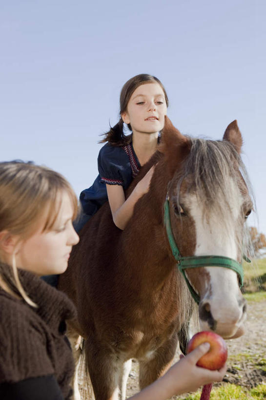 西方人,儿童,两个人,家庭,站,坐,笑,微笑,露齿笑,竖图,室外,白天,正面,纯洁,草地,草坪,植物,马,野生动物,苹果,水果,欧洲,欧洲人,握,阴影,服装,新鲜,光线,影子,生食,食品,果实,拿,拿着,扭头,注视,休闲装,一匹,草,树,树木,食物,一个,小孩,衣服,红色,蓝色,绿色,蓝天,天空,阳光,自然,动物,天,观察,看,趴着,站着,转头,休闲,温暖,温馨,一家人,休闲服,可爱,童年,童趣,搭,握着,运输,服饰,牲畜,有机食品,绿色食品,生长,晴朗,单个,成长,观看,和睦,察看,搭着,关注,童真,烂漫,无邪,万里无云,天真,女孩,女人,女性,白种人,晴空,晴空万里,趴,站立,坐着,半身,彩图,融洽,女生