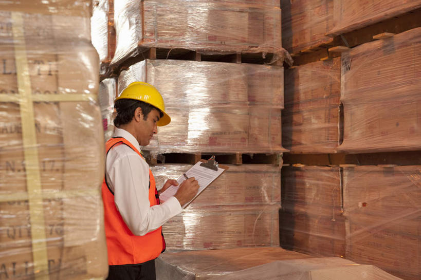 西方人,一个人,站,横图,室内,白天,侧面,工作服,制服,欧洲,欧洲人,仅一个男性,仅一个人,仅一个中年男性,一排,许多,握,整齐,包装,笔,材料,档案,文件,纸箱,办公用品,很多,拿,仓库,拿着,注视,水笔,文具,排列,容器,学习用品,箱子,资料,低头,观察,看,站着,橙色,握着,观看,堆,文具用品,察看,队列,关注,文档,纸板箱,记录板,记事板,包装箱,垂头,工作制服,男人,男性,中年男性,白种人,站立,半身,彩图,工作套服,安全服,反光背心,反光服,反光衣,堆栈