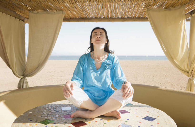 西方人,一个人,家,坐,闭眼,盘腿,横图,室外,白天,正面,锻炼,瑜伽,运动,海浪,海洋,沙滩,窗帘,桌面,桌子,欧洲,欧洲人,仅一个女性,仅一个人,服装,装饰,木制,沙子,房屋,屋子,草屋,海岸,浪花,沙地,休闲装,住宅,衣服,蓝色,海水,帘子,木制品,茅草屋,仅一个中年女性,休闲,休闲服,遮阳,搭,养生,服饰,华丽,修饰,点缀,搭着,海景,莲花式,衬托,美观,雅致,雅观,体育,女人,女性,中年女性,白种人,大海,风浪,海,海水的波动,海滩,近岸浪,涌浪,闭眼睛,闭着眼,闭着眼睛,盘腿而坐,盘膝,盘着腿的,盘着腿坐,双腿交叉,抬头,仰头,坐着,彩图,全身,健身,房子,茅舍,茅屋,小屋