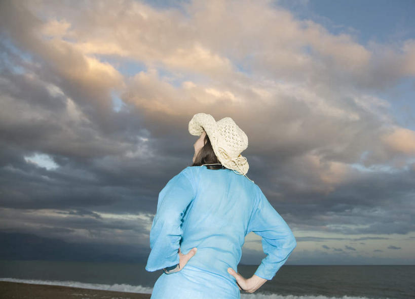 西方人,一个人,站,横图,室外,白天,仰视,海浪,海洋,沙滩,帽子,欧洲,欧洲人,仅一个女性,仅一个人,阴影,服装,光线,沙子,影子,海岸,浪花,水平线,云,云朵,辽阔,海平线,沙地,云彩,休闲装,手叉腰,衣服,蓝色,白云,蓝天,天空,阳光,海水,遮阳帽,天,叉腰,站着,仅一个中年女性,休闲,广阔,休闲服,服饰,晴朗,一望无际,双手叉腰,海景,一顶,无边无际,一马平川,女人,女性,中年女性,白种人,大海,风浪,海,海水的波动,海滩,近岸浪,涌浪,晴空,抬头,仰头,站立,半身,彩图,低角度拍摄,水天相接,水天一线