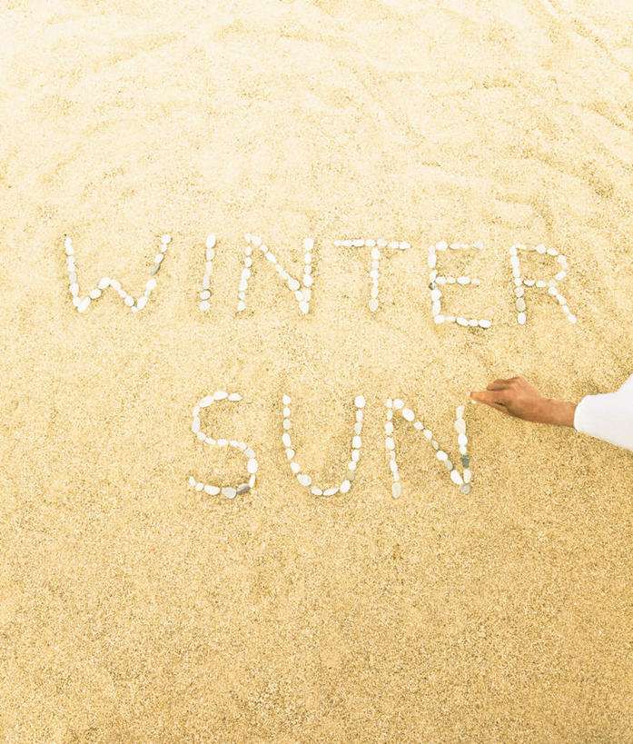 西方人,手,一个人,竖图,俯视,室外,特写,白天,石头,沙滩,欧洲,欧洲人,仅一个女性,仅一个人,一排,许多,握,阴影,服装,整齐,光线,英文,标志,沙子,石子,文字,影子,字符,字母,海岸,沙地,很多,拿,拿着,休闲装,标识,排列,衣服,白色,阳光,仅一个中年女性,休闲,手部,休闲服,鹅卵石,握着,服饰,英文字母,单手,队列,按摩石,女人,女性,中年女性,白种人,海滩,石块,半身,彩图,高角度拍摄