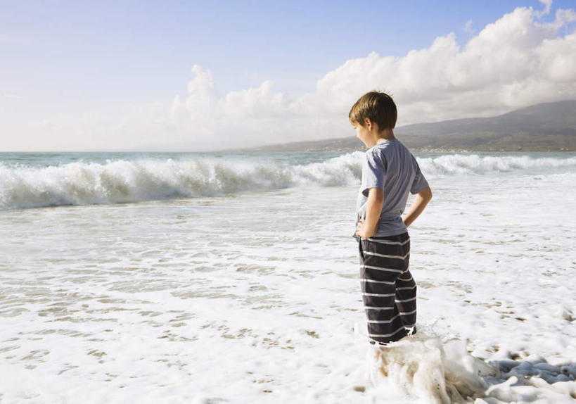 西方人,儿童,一个人,站,横图,室外,白天,纯洁,海浪,海洋,水,欧洲,欧洲人,仅一个男性,仅一个人,阴影,飞溅,服装,溅,光线,液体,影子,浪花,水滴,水平线,云,云朵,辽阔,海平线,云彩,注视,休闲装,手叉腰,水珠,小孩,背面,衣服,蓝色,白云,蓝天,天空,阳光,海水,天,叉腰,观察,看,站着,仅一个小孩,休闲,广阔,休闲服,可爱,童年,童趣,服饰,晴朗,观看,一望无际,察看,双手叉腰,关注,喷洒,海景,童真,烂漫,无邪,无边无际,一马平川,天真,男孩,男人,男性,白种人,孩子,大海,风浪,海,海水的波动,近岸浪,涌浪,晴空,站立,彩图,全身,水天相接,水天一线,男生