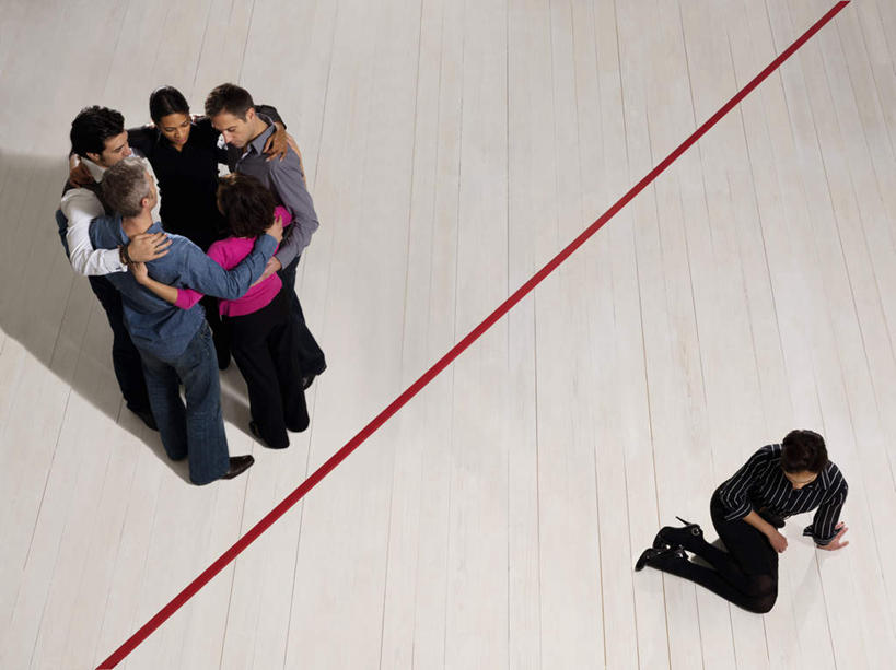 西方人,同事,商务人士,商务男性,商务女性,站,坐,抱,横图,俯视,室内,白天,衬衫,成功,合作,团队,集体,信心,欧洲,欧洲人,撑,阴影,套装,反射,圆形,瓷砖,地砖,线条,影子,地面,许多人,队伍,红色,靠,靠着,站着,一群人,搭,抱着,领导,撑着,搂着,成就,搭着,商务装,合伙,领袖,工薪阶层,男人,男性,年轻男性,年轻女性,女人,女性,中年男性,中年女性,白种人,白领,上班族,怀抱,搂,搂抱,相抱,拥抱,站立,坐着,彩图,高角度拍摄,全身,衬衣