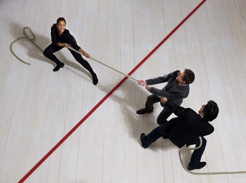 西方人,三个人,同事,商务人士,商务男性,商务女性,站,横图,俯视,室内,白天,衬衫,锻炼,成功,运动,合作,团队,集体,信心,拔河,欧洲,欧洲人,一根,弯腰,握,阴影,套装,反射,瓷砖,地砖,线条,影子,地面,速度,拿,拿着,娱乐,队伍,红色,绳子,站着,力量,平衡,握着,张开双腿,技巧,绳索,协调,领导,成就,商务装,灵敏,合伙,领袖,工薪阶层,柔韧,趣味,弯身,耐力,抗争,展开双腿,体育,男人,男性,年轻女性,女人,女性,中年男性,中年女性,白种人,白领,上班族,站立,半身,彩图,高角度拍摄,衬衣,健身,伸展双腿