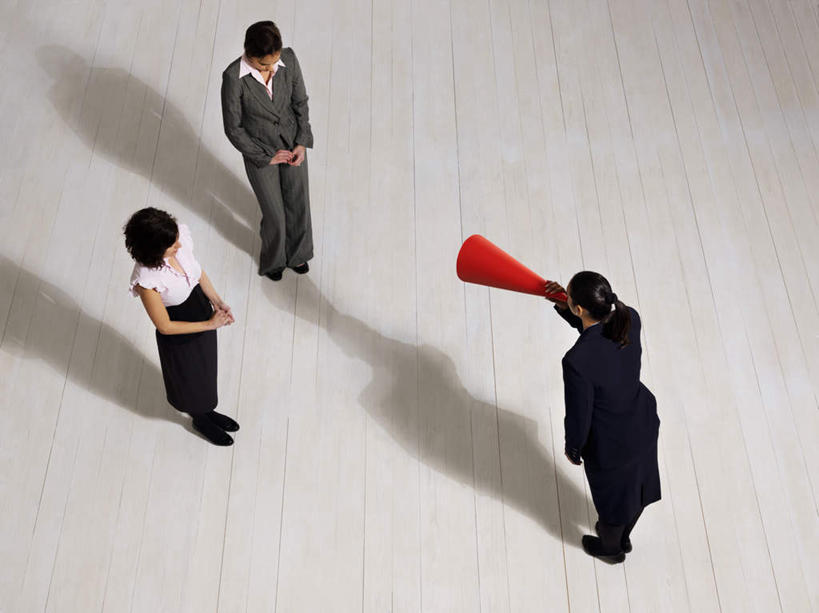 西方人,三个人,同事,商务人士,商务女性,站,横图,俯视,室内,白天,成功,合作,团队,集体,信心,欧洲,欧洲人,弯腰,握,阴影,套装,反射,瓷砖,地砖,影子,地面,拿,拿着,喇叭,队伍,一个,红色,话筒,低头,站着,握着,单个,领导,成就,传声筒,商务装,合伙,领袖,工薪阶层,弯身,垂头,年轻女性,女人,女性,中年女性,白种人,白领,上班族,站立,彩图,高角度拍摄,全身