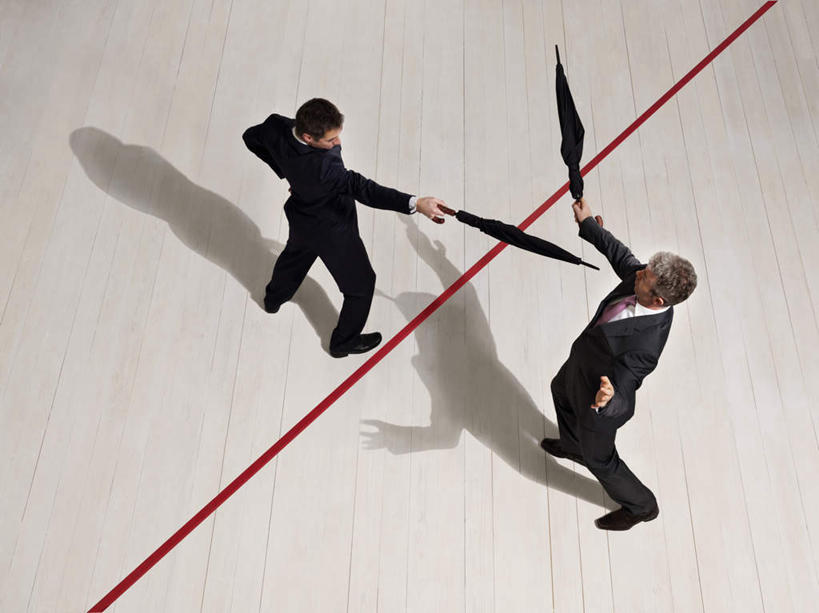 西方人,两个人,同事,商务人士,商务男性,商务女性,站,举,横图,俯视,室内,白天,衬衫,成功,合作,团队,集体,信心,欧洲,欧洲人,握,阴影,套装,反射,瓷砖,地砖,伞,线条,影子,雨伞,地面,两把,拿,拿着,阳伞,手叉腰,队伍,红色,黑色,叉腰,托,站着,握着,领导,成就,商务装,合伙,领袖,工薪阶层,男人,男性,女人,女性,中年男性,中年女性,白种人,白领,上班族,举起,举手,举着,向上举,向上伸,向上托,站立,彩图,高角度拍摄,全身,衬衣