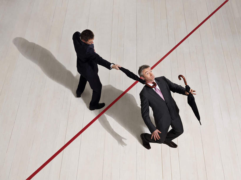 西方人,两个人,同事,商务人士,商务男性,商务女性,站,横图,俯视,室内,白天,衬衫,成功,合作,团队,集体,信心,欧洲,欧洲人,弯腰,握,阴影,套装,反射,瓷砖,地砖,伞,线条,影子,雨伞,地面,两把,拿,拿着,注视,阳伞,手叉腰,队伍,红色,黑色,叉腰,观察,看,站着,握着,观看,察看,领导,成就,关注,商务装,合伙,领袖,工薪阶层,弯身,男人,男性,女人,女性,中年男性,中年女性,白种人,白领,上班族,站立,彩图,高角度拍摄,全身,衬衣