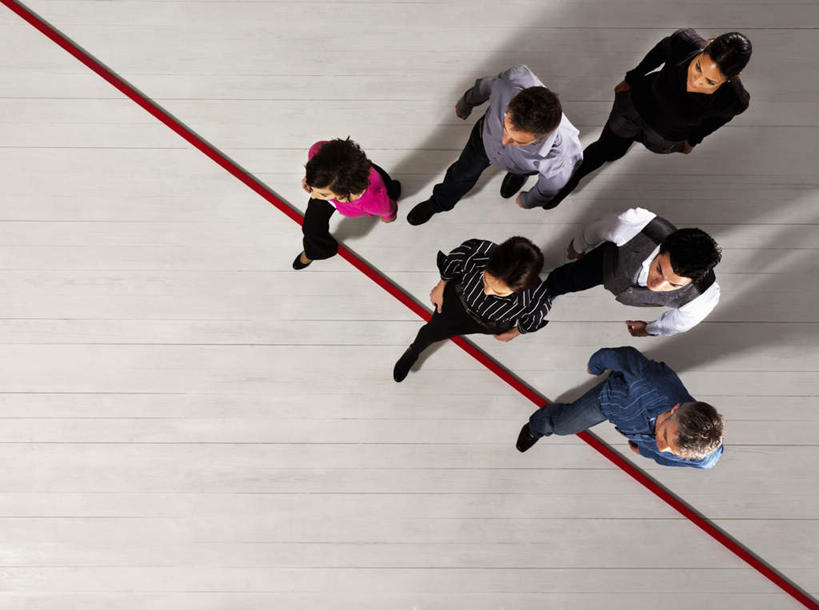 西方人,同事,商务人士,商务男性,商务女性,走,横图,俯视,室内,白天,衬衫,成功,合作,团队,集体,信心,地板,欧洲,欧洲人,一排,阴影,套装,整齐,反射,线,影子,分界线,地面,许多人,注视,队伍,木地板,排列,红色,观察,看,一群人,观看,察看,领导,成就,队列,关注,商务装,合伙,领袖,工薪阶层,男人,男性,年轻女性,女人,女性,中年男性,中年女性,白种人,白领,上班族,步行,散步,走路,彩图,高角度拍摄,全身,衬衣