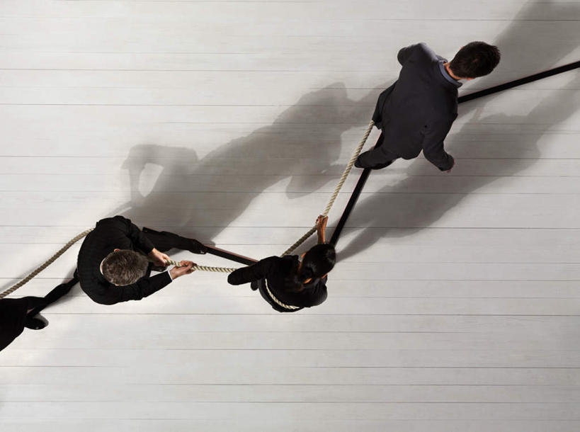 西方人,四个人,同事,商务人士,商务男性,商务女性,站,横图,俯视,室内,白天,衬衫,锻炼,成功,运动,合作,团队,集体,信心,拔河,地板,欧洲,欧洲人,一根,握,阴影,套装,反射,影子,地面,速度,拿,拿着,娱乐,队伍,木地板,绳子,站着,力量,平衡,握着,技巧,绳索,协调,领导,成就,商务装,灵敏,合伙,领袖,工薪阶层,柔韧,趣味,耐力,抗争,体育,男人,男性,年轻女性,女人,女性,中年男性,中年女性,白种人,白领,上班族,站立,半身,彩图,高角度拍摄,衬衣,健身