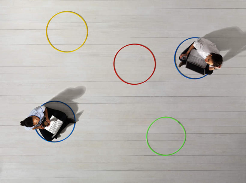 西方人,两个人,同事,商务人士,商务男性,商务女性,坐,盘腿,横图,俯视,彩色,室内,白天,衬衫,锻炼,成功,运动,合作,团队,集体,信心,电脑,笔记本电脑,地板,欧洲,欧洲人,五个,许多,阴影,套装,反射,网络,影子,地面,注视,通讯设备,运动器械,队伍,木地板,看,健身器械,无线,领导,成就,关注,呼啦圈,通信设备,商务装,无线网络,健身器材,合伙,领袖,无线上网,便携式电脑,工薪阶层,健身圈,体育,手提电脑,男人,男性,年轻男性,年轻女性,女人,女性,白种人,白领,上班族,盘腿而坐,盘膝,盘着腿的,盘着腿坐,双腿交叉,坐着,彩图,高角度拍摄,全身,衬衣,健身,运动器材