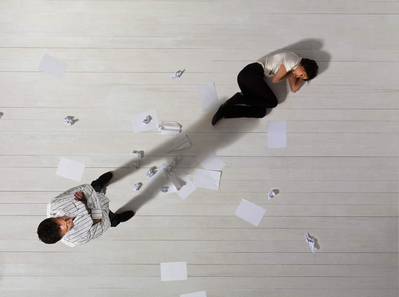 西方人,两个人,同事,商务人士,商务男性,商务女性,站,躺,双手交叉,横图,俯视,室内,白天,衬衫,成功,合作,团队,集体,信心,地板,飞机,欧洲,欧洲人,阴影,套装,艺术,反射,材料,档案,文件,影子,折纸,纸,纸艺,手工艺品,地面,凌乱,文化,队伍,木地板,手稿,纸制品,资料,工艺品,站着,纸团,纸飞机,证明,混乱,领导,双手抱胸,高雅,成就,文档,商务装,合伙,领袖,工薪阶层,工艺折纸,自信心,品位,纷乱,缭乱,庞杂,卧着,男人,男性,年轻女性,女人,女性,中年男性,白种人,白领,上班族,躺着,卧,站立,彩图,高角度拍摄,全身,衬衣