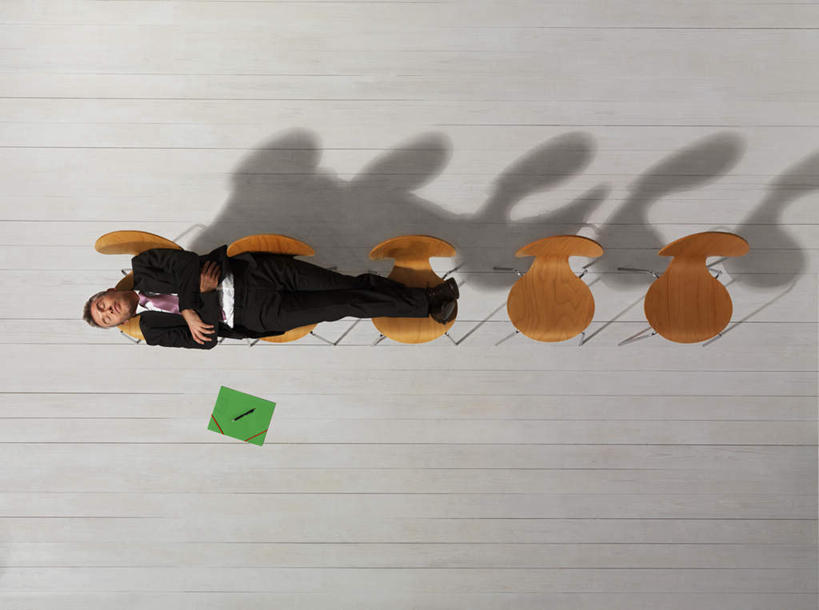 西方人,一个人,商务人士,商务男性,躺,闭眼,横图,俯视,室内,白天,衬衫,地板,椅子,欧洲,欧洲人,仅一个男性,仅一个人,仅一个中年男性,五个,一排,许多,阴影,套装,整齐,反射,材料,档案,文件,影子,纸,文件夹,地面,木地板,排列,一个,黄色,绿色,会议椅,手稿,资料,单个,办公椅,证明,队列,文档,商务装,工薪阶层,商务椅,培训椅,卧着,男人,男性,中年男性,白种人,白领,上班族,闭眼睛,闭着眼,闭着眼睛,躺着,卧,彩图,高角度拍摄,全身,衬衣