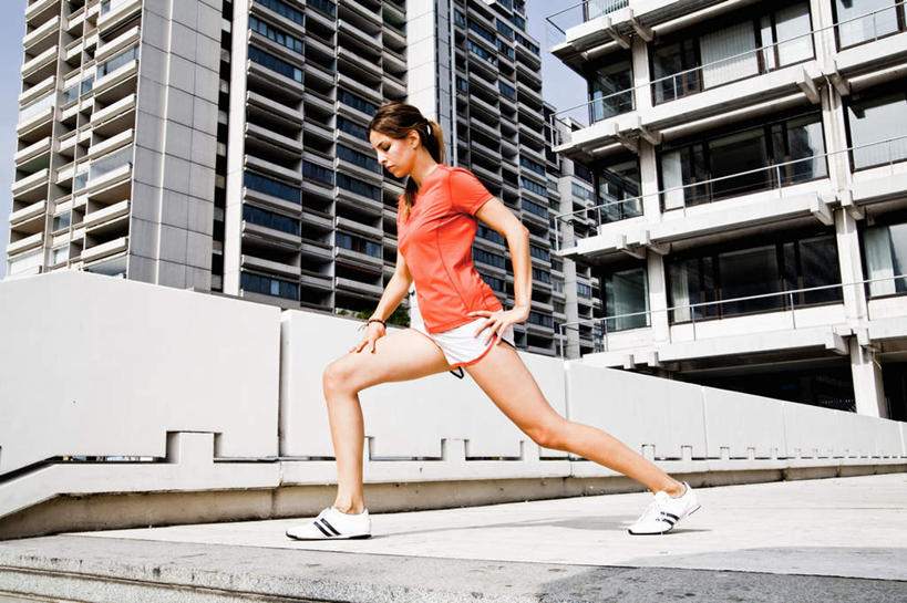 西方人,一个人,高楼大厦,站,横图,室外,白天,仰视,运动服,锻炼,旅游,度假,运动,窗户,大厦,建筑,摩天大楼,德国,欧洲,欧洲人,仅一个年轻女性,仅一个女性,仅一个人,撑,阴影,服装,光线,影子,注视,娱乐,慕尼黑,玻璃窗,衣服,红色,阳光,低头,观察,看,站着,享受,休闲,放松,服饰,观看,察看,撑着,衣着,西欧,穿着,关注,室外运动,户外运动,德意志联邦共和国,首府,巴伐利亚,巴伐利亚州,拜恩州,拜恩自由州,衣饰,年轻女性,女人,女性,白种人,站立,彩图,低角度拍摄,全身,健身,大楼,高层建筑,高楼,摩天楼,运动装