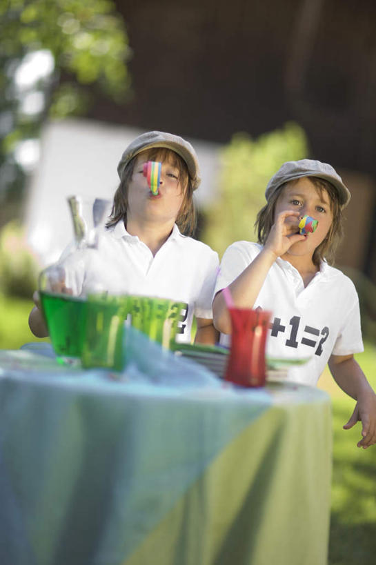 西方人,儿童,两个人,家庭,双胞胎,站,抱,笑,微笑,露齿笑,竖图,室外,白天,正面,游戏,纯洁,草地,草坪,植物,餐桌,桌子,杯子,帽子,玩具,欧洲,欧洲人,阴影,服装,朦胧,模糊,光线,标志,数字,文字,影子,字符,塑料,字母,玩,注视,休闲装,娱乐,标识,草,小孩,衣服,红色,绿色,白色,阳光,塑料制品,遮阳帽,观察,看,站着,休闲,温暖,温馨,一家人,休闲服,可爱,童年,童趣,阿拉伯数字,服饰,餐台,抱着,观看,活动,塑料杯,和睦,察看,搂着,发泄,关注,消遣,智力,玩具吹卷,童真,烂漫,无邪,宣泄,吹卷,天真,男孩,男人,男性,白种人,孩子,怀抱,搂,搂抱,玩耍,嬉戏,相抱,拥抱,站立,半身,彩图,融洽,男生