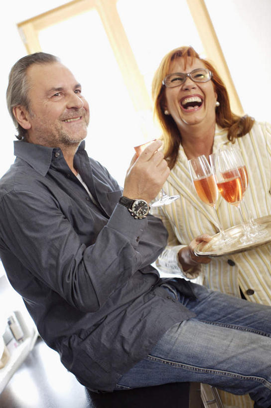 红酒,葡萄酒,西方人,老年人,两个人,家庭,夫妻,坐,笑,微笑,露齿笑,竖图,室内,白天,正面,爱情,餐桌,窗户,桌子,杯子,椅子,欧洲,欧洲人,指,阴影,服装,反射,高脚杯,眼镜,影子,红酒杯,酒类,浪漫,注视,休闲装,方向,玻璃窗,玻璃制品,酒,饮料,衣服,白色,灰色,酒杯,观察,看,手势,休闲,温暖,温馨,一家人,休闲服,红葡萄酒,恩爱,恋人,服饰,餐台,观看,老花镜,和睦,察看,指向,食指,葡萄酒杯,关注,远视眼镜,老年男性,老年女性,男人,男性,女人,女性,白种人,夫妇,情侣,玻璃杯,坐着,半身,彩图,伴侣,融洽