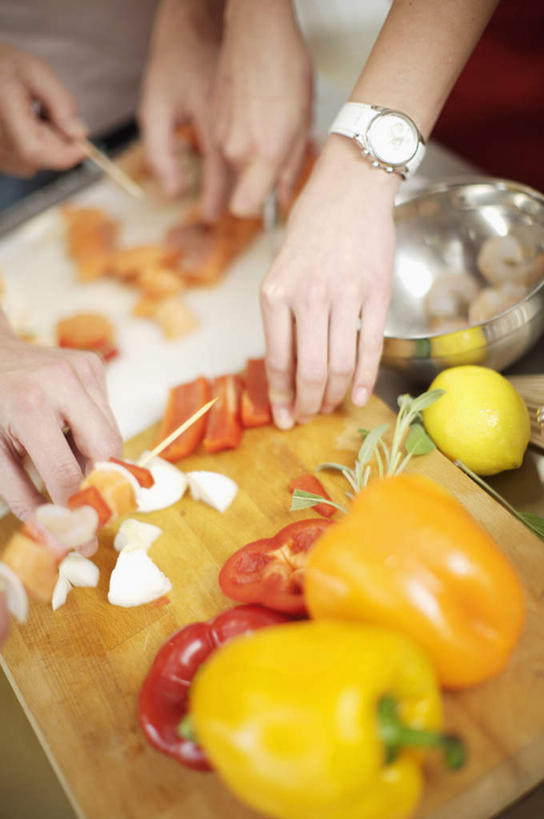 西方人,手,三个人,家庭,母亲,女儿,儿子,竖图,俯视,室内,特写,白天,厨房,桌面,桌子,辣椒,欧洲,欧洲人,切开,握,阴影,朦胧,模糊,时间,反射,时钟,手表,影子,肉,案板,拿,计时,拿着,肉类,竹签,砧板,黄色,红色,钟表,切,温暖,温馨,母女,母子,一家人,手部,表,母爱,握着,腕表,和睦,剖面,肉食,彩椒,切面,辣角,红海椒,大椒,辣虎,广椒,取食签,老年女性,男人,男性,年轻女性,女人,女性,中年男性,白种人,钟,甜椒,柿子椒,辣子,海椒,番椒,灯笼椒,半身,彩图,高角度拍摄,灶间,厨房料理台,融洽,料理台