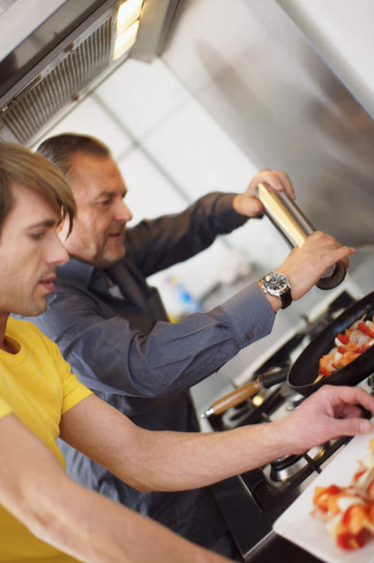 西方人,两个人,家庭,父亲,儿子,站,竖图,俯视,室内,白天,烹饪,烧烤,厨房,餐具,厨具,金属制品,欧洲,欧洲人,握,阴影,服装,反射,金属,碟子,工具,锅子,盘,影子,烤肉,拿,置物架,拿着,注视,休闲装,锅,架子,衣服,黄色,灰色,盘子,碟,低头,观察,看,站着,休闲,温暖,温馨,父子,一家人,休闲服,父爱,握着,服饰,锅具,观看,灶具,胡椒磨,和睦,察看,关注,研磨器,燃气灶,陈列架,烹饪用具,燃气具,搁架,胡椒研磨器,老年男性,男人,男性,中年男性,白种人,烹调用具,烹调,站立,半身,彩图,高角度拍摄,灶间,融洽