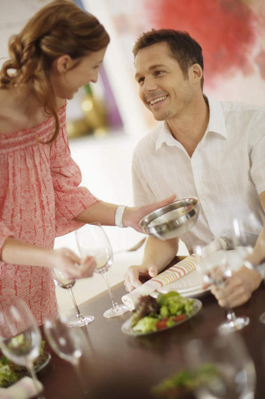 西方人,两个人,站,坐,笑,微笑,露齿笑,竖图,室内,白天,正面,爱情,餐桌,桌子,蔬菜,杯子,餐具,金属制品,欧洲,欧洲人,握,阴影,服装,朦胧,模糊,新鲜,反射,金属,碟子,高脚杯,盘,影子,勺子,墙,生食,蔬菜沙拉,沙拉,食品,红酒杯,浪漫,拿,拿着,注视,休闲装,色拉,沙律,墙壁,墙面,玻璃制品,食物,衣服,红色,白色,盘子,酒杯,容器,调羹,碟,汤匙,碗,观察,看,站着,休闲,温暖,温馨,休闲服,恩爱,握着,恋人,服饰,有机食品,绿色食品,餐台,观看,色拉酱,储藏,和睦,察看,葡萄酒杯,储存,关注,千岛酱,男人,男性,年轻女性,女人,女性,中年男性,白种人,情侣,玻璃杯,站立,坐着,半身,彩图,伴侣,融洽,贮存